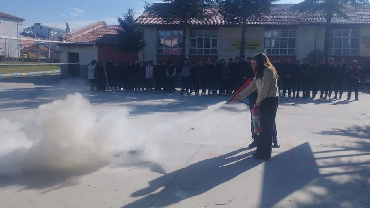 Afyonkarahisar’da Miniklerden Liselilere Afet Bilinci: AFAD Okullarda Tatbikat Başlattı