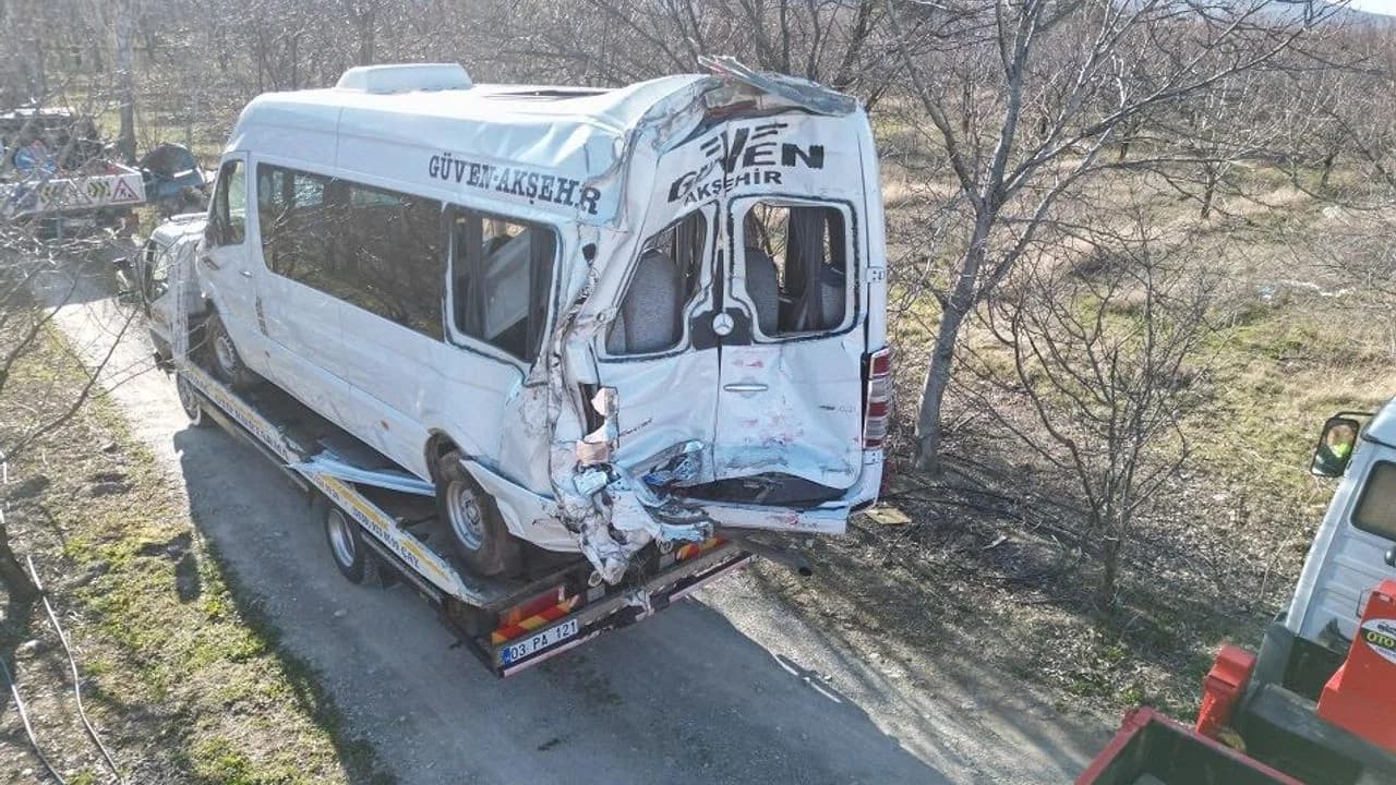 Afyonkarahisar-Konya Karayolunda Dehşet: Minibüse Tır Çarptı, 11 Kişi Yaralandı