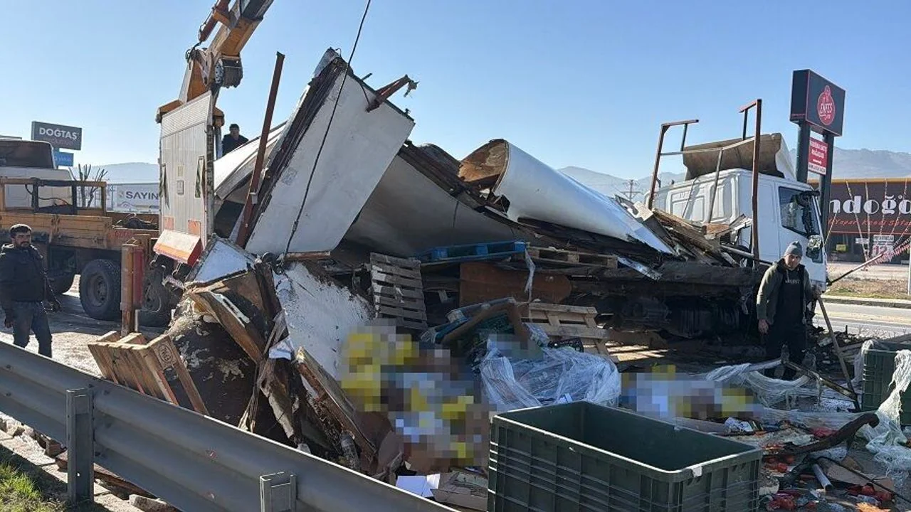 Karahisar Köprüsü'nde Gıda Yüklü Tır Refüje Daldı: 1 Yaralı