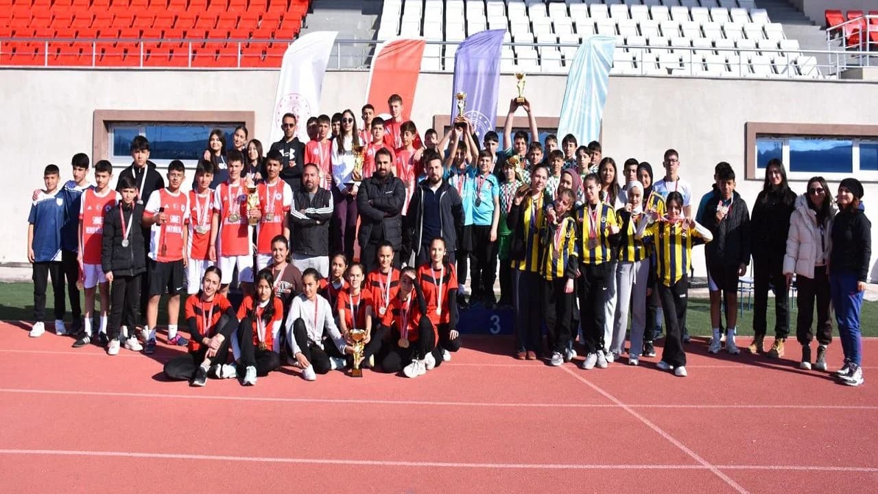 Afyon'da Geleceğin Atletleri Kocatepe'de Yarıştı: Yıldızlar Kategorisinde Şampiyonlar Belli Oldu