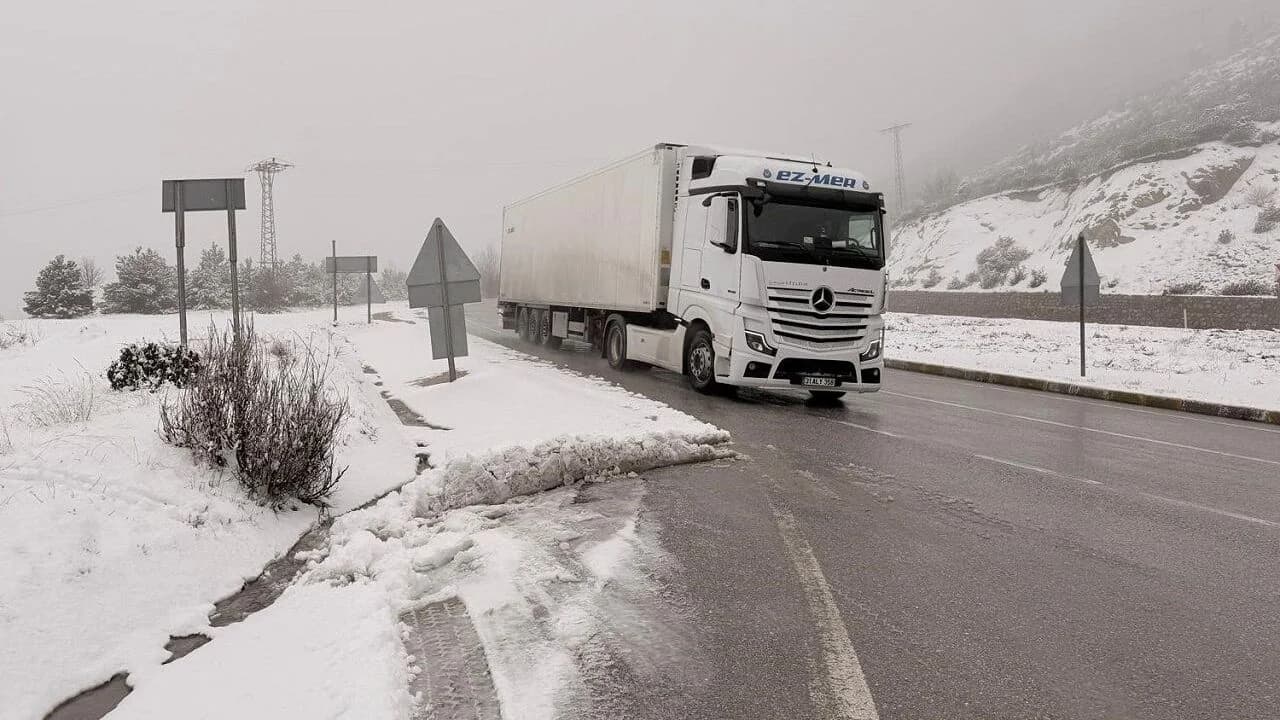 Afyonkarahisar'ın Zirvelerinde Beyaz Örtü: Yağışlar Yüksek Kesimlerde Kara Dönüştü