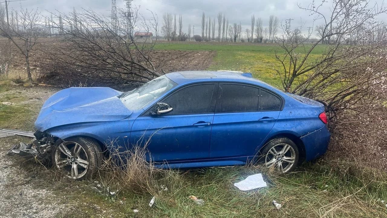 Şuhut'ta Kontrolden Çıkan Otomobil Şarampole Devrildi: 3 Yaralı