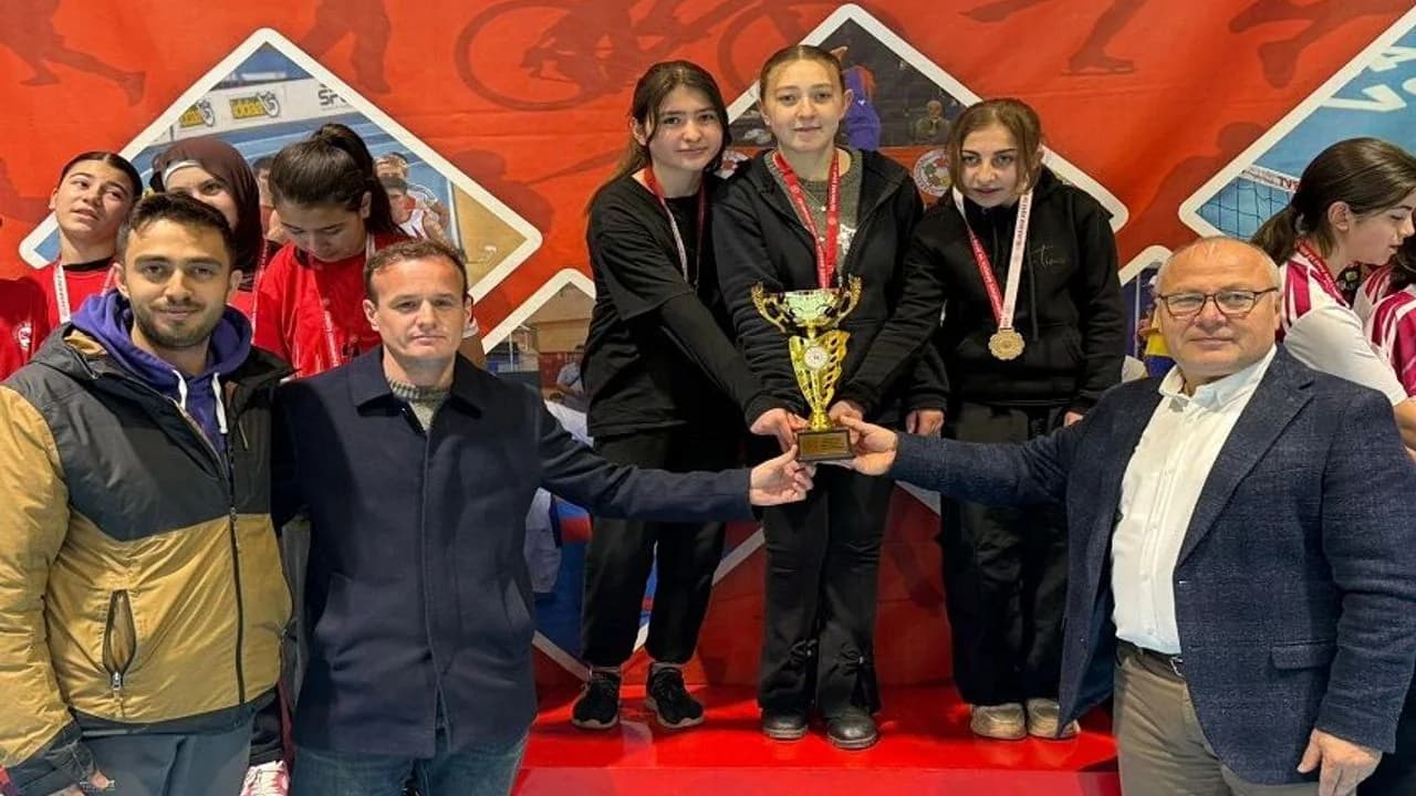 Afyonkarahisar’da Yıldız Kızlar Dart Şampiyonu Belli Oldu: Ayazini Ortaokulu Zirvede