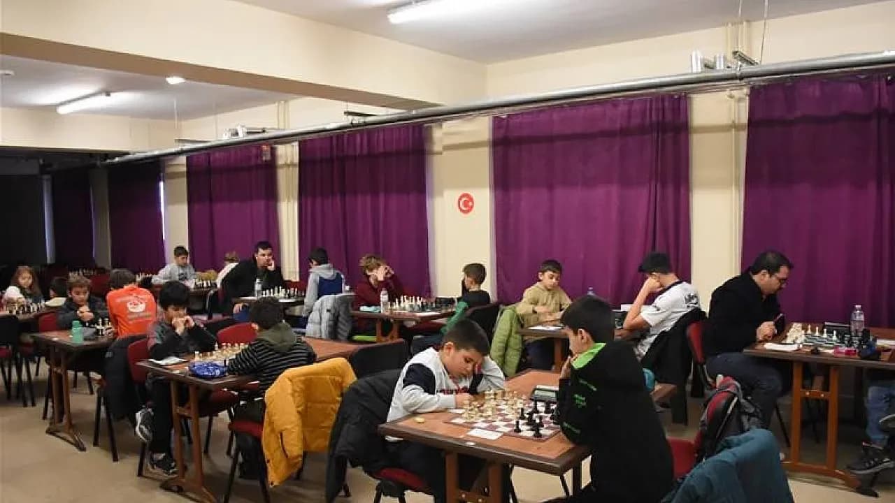 AFSÜ’lü Akademisyenden Satranç Tahtasında Büyük Başarı: Gümüş Madalya Kazandı