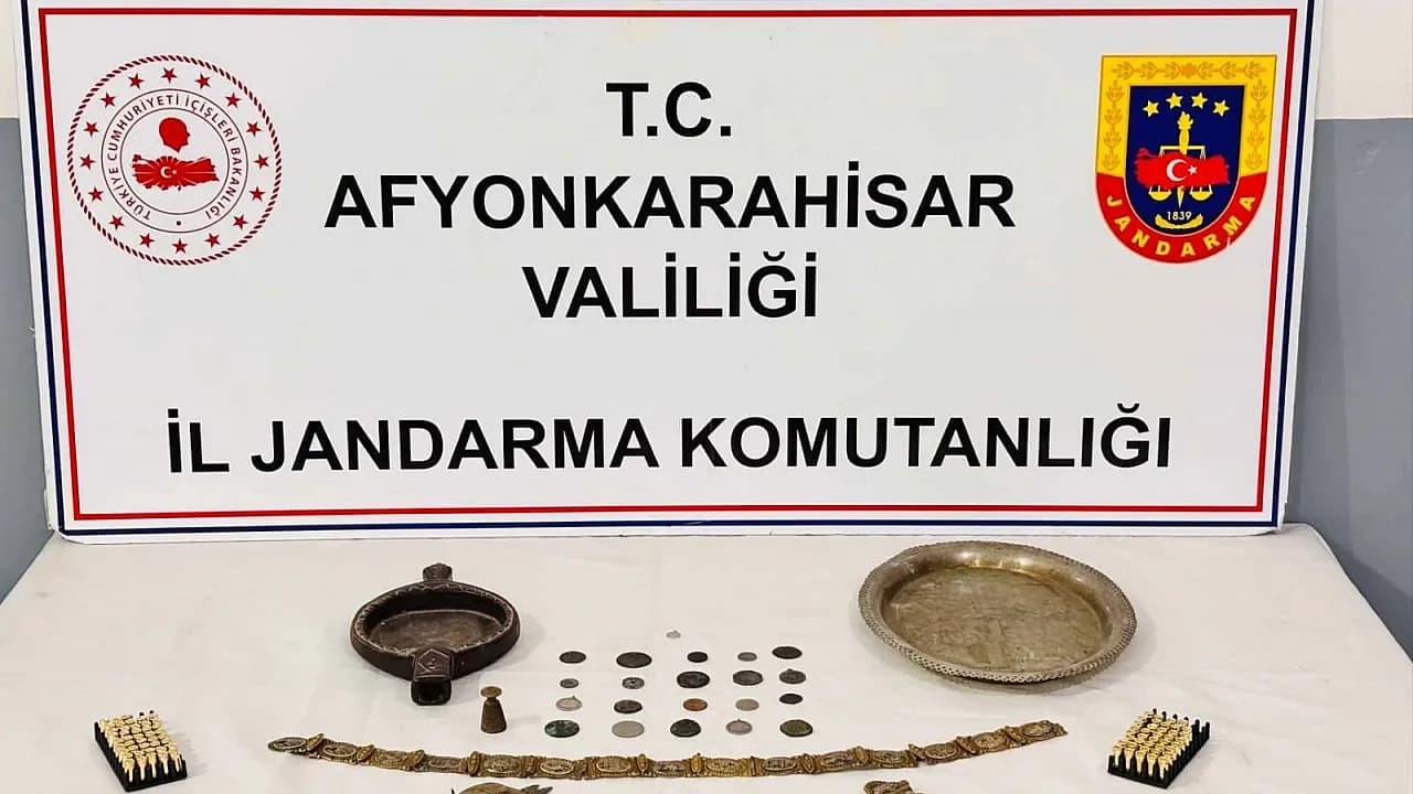 Sinanpaşa’da Tarihi Eser Operasyonu: 24 Sikke ve Mühimmat Yakalandı