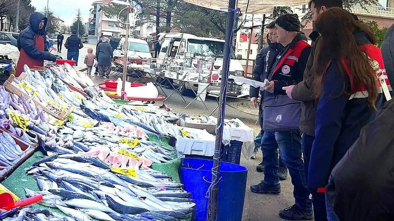 Afyonkarahisar’da Balık Tezgâhları Mercek Altında: Hijyen ve Boy Yasaklarına Sıkı Takip
