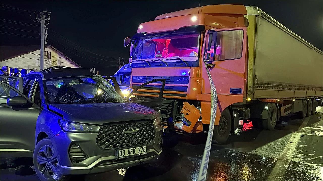 Bolvadin’de Acı Kaza: Çobanlar Kavşağı’nda Tır ve Otomobil Çarpıştı