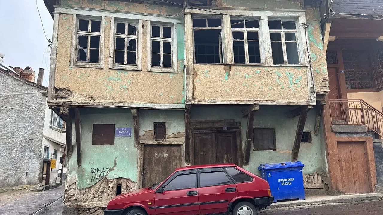 Ak Mescit’te Facia Geliyorum Diyor: Tarihi Yapı Çökme Tehlikesiyle Baş Başa