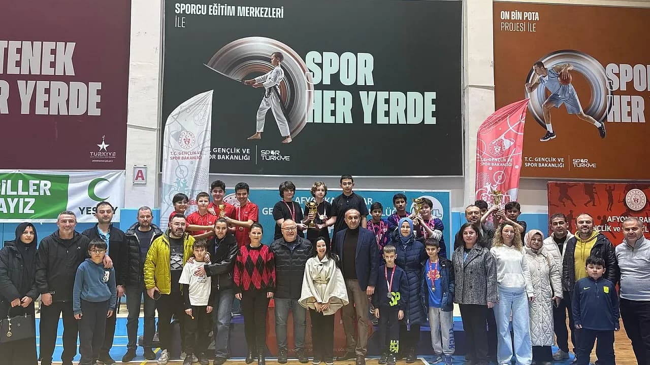 Afyonkarahisar’da Raketlerin Yıldızları Belli Oldu: Şampiyonluk Kupaları Sahiplerini Buldu