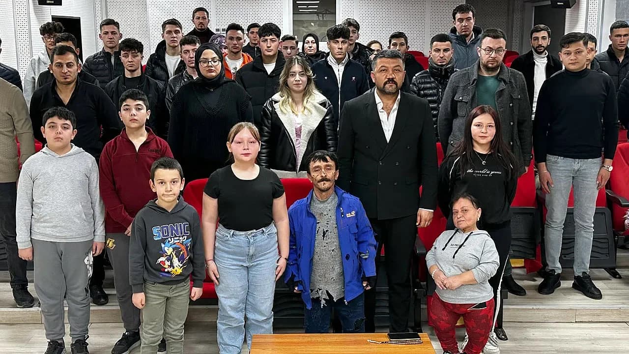 Afyon’da 'Yalnız Bir Adamın Hikayesi' Sahnelendi: Sokakların Sessiz Çığlığı