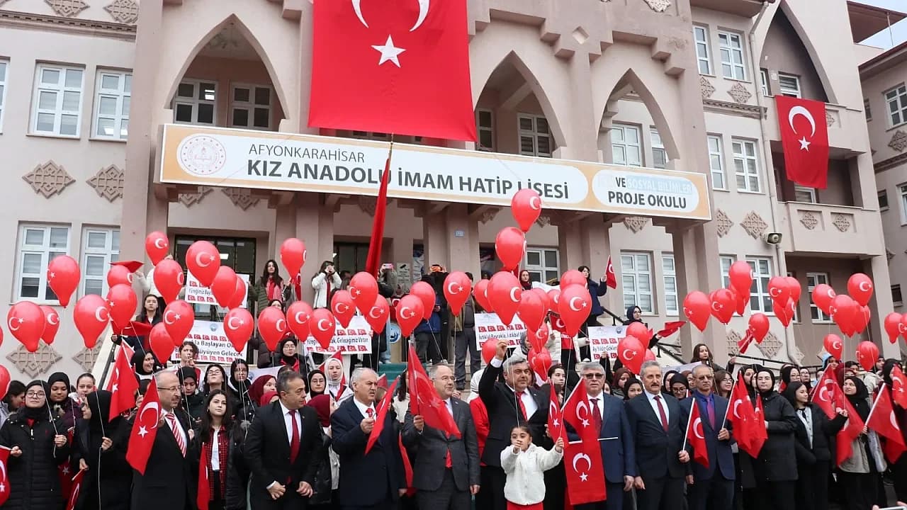 Afyon’da “İstiklal Bayrakla” Buluşması: 100 Metrelik Dev Bayrak Açıldı