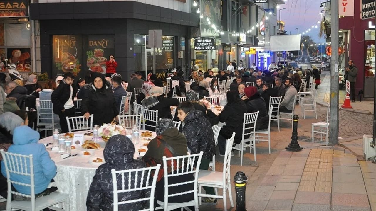Basın Caddesi’nde 500 Kişilik "Gastronomi" Sofrası: Afyon Lezzetleri İftarda Buluşturdu