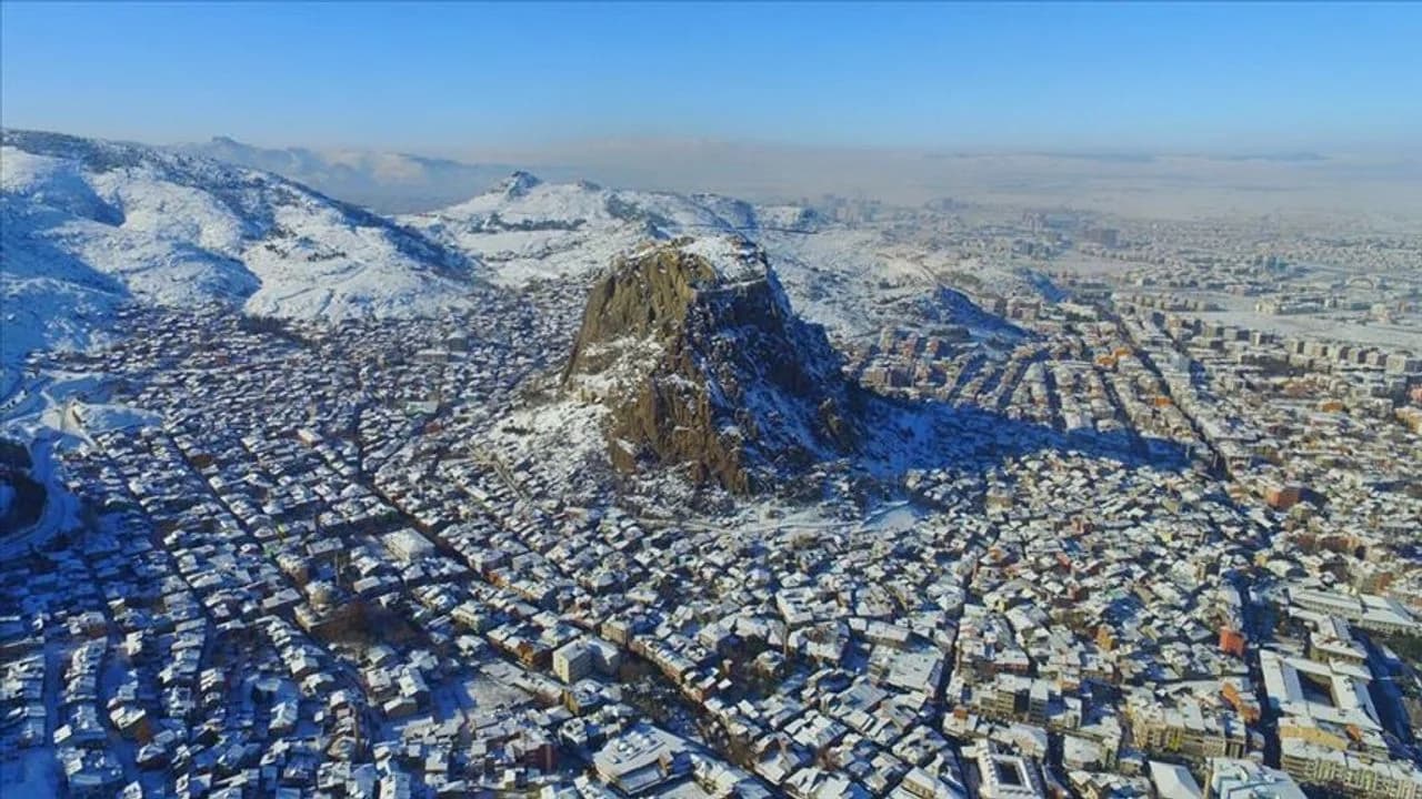 Afyonkarahisar'da Beyaz Örtü: Meteoroloji'nin Uyardığı Kar Yağışı Sabah Saatlerinde Başladı