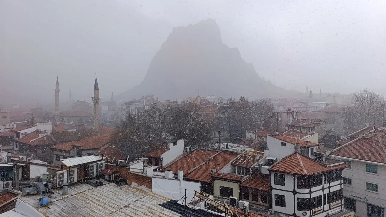 Afyonkarahisar’da Beklenen Kar Yağışı Başladı: Sıcaklıklar Hissedilir Derecede Düştü