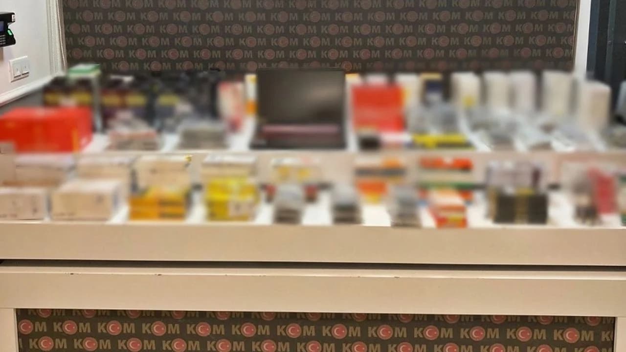 Afyonkarahisar’da Kaçakçılık Operasyonu: Yüzlerce Telefon Parçası Ele Geçirildi