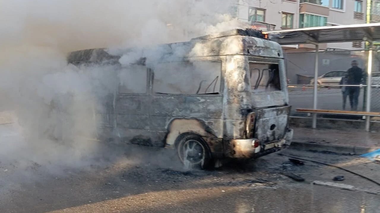 Afyonkarahisar’da Korku Dolu Anlar: Seyir Halindeki Minibüs Alevlere Teslim Oldu
