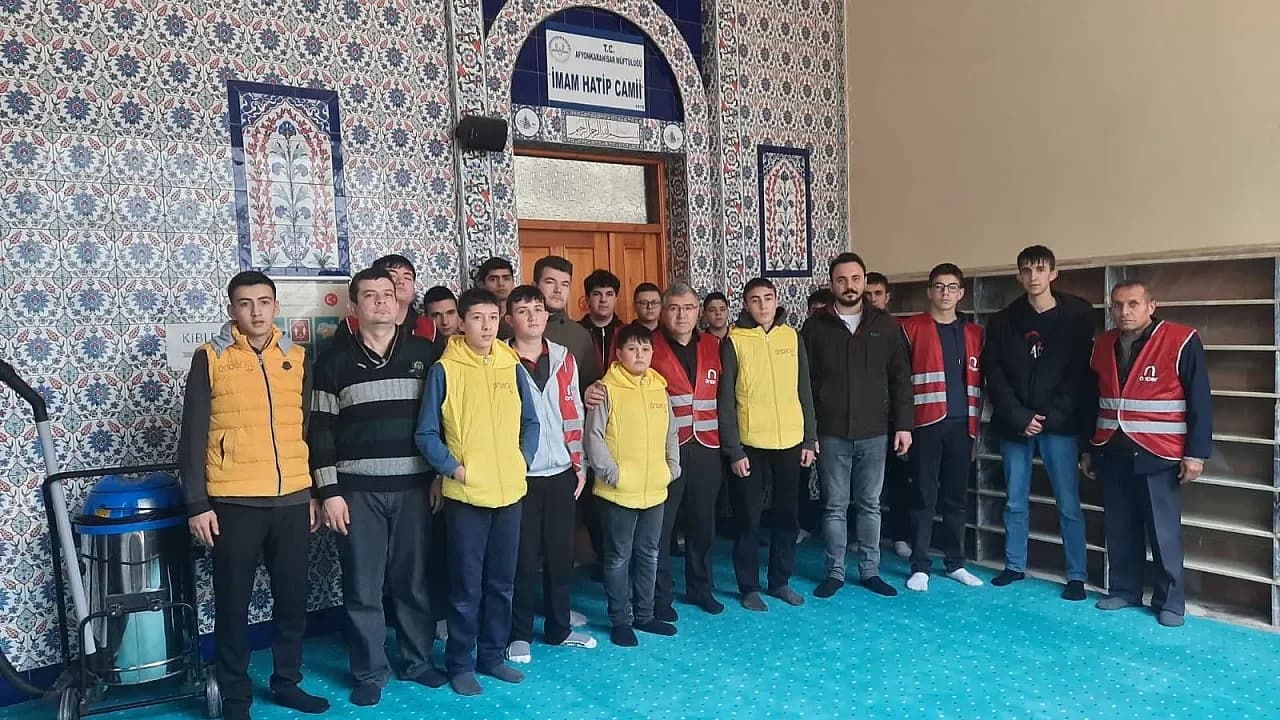 Afyon’da Ramazan Hazırlığı: Gençlerden Örnek Cami Temizliği