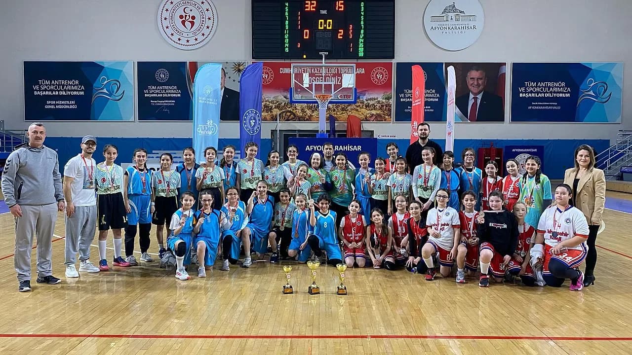 Afyonkarahisar’da Geleceğin Yıldızları Parkeye Çıktı: Okul Sporları Basketbol Müsabakaları Sona Erdi