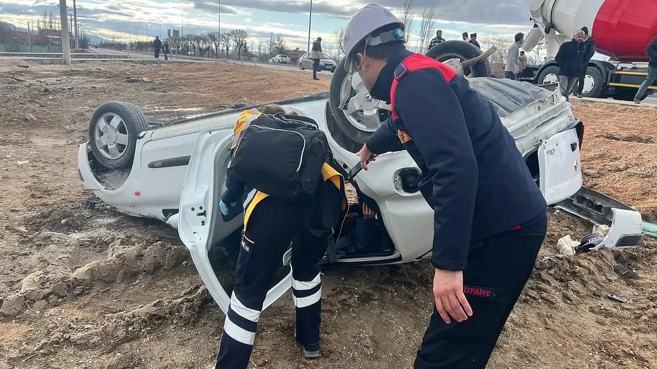 Bolvadin Çevre Yolunda Korkutan Kaza: Kontrolden Çıkan Otomobil Şarampole Yuvarlandı