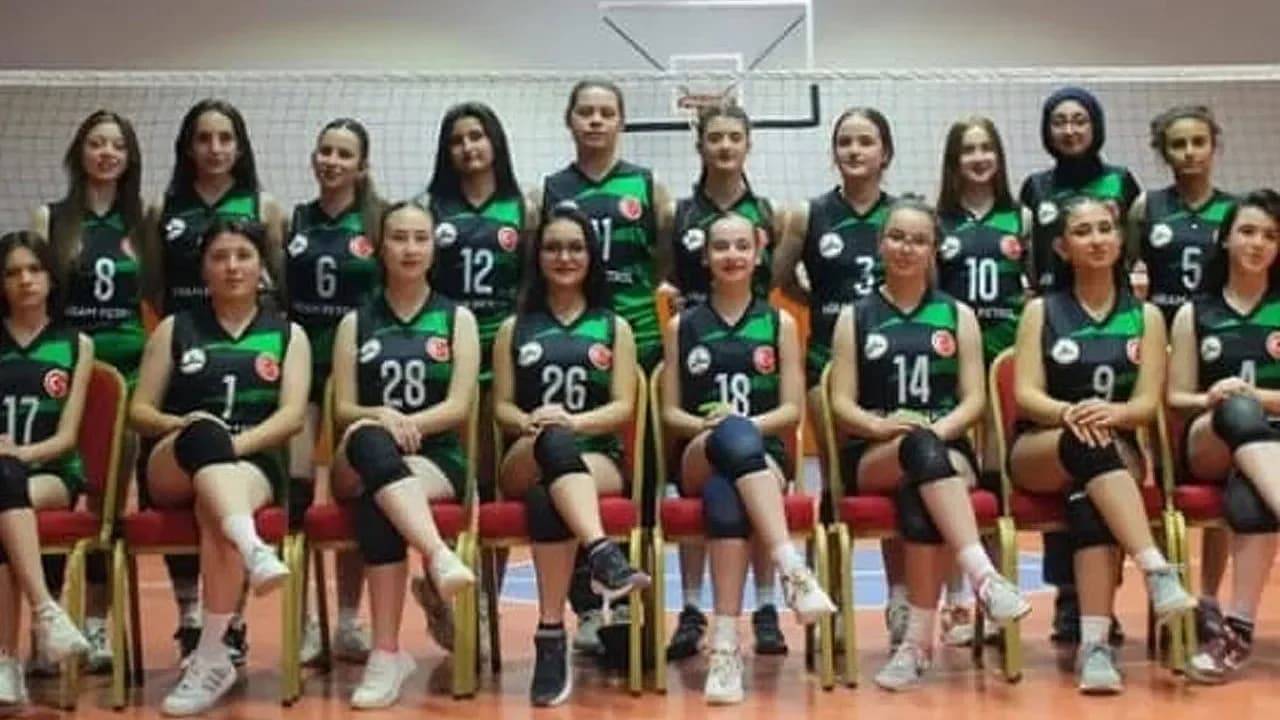 Bolvadin’de Bir İlk: Horan GSK Kadın Voleybol Takımı Parkeye İndi