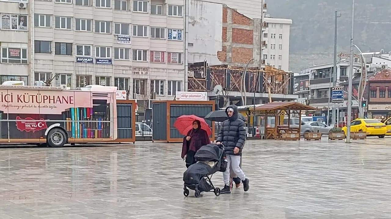 Afyonkarahisar Yağışlı Havanın Etkisine Girdi: Gün Boyu Sürecek