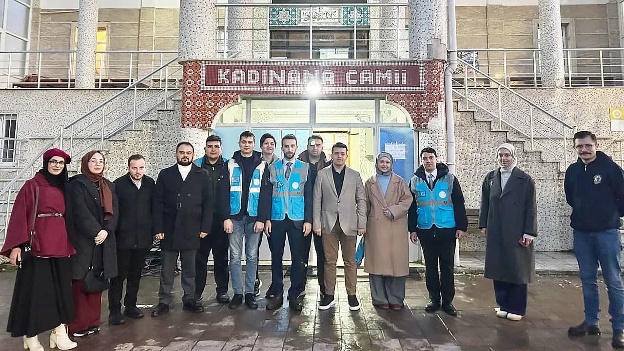 AK Gençler’den Ramazan Öncesi Anlamlı Hazırlık: Camiler Gönüllü Ellerle Pırıl Pırıl