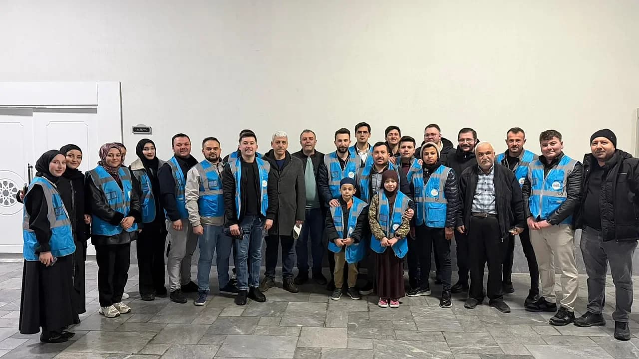 AK Gençlik’ten Kandil Bereketi: Hacı Mehmet Sayın Camii’nde Lokma İkramı