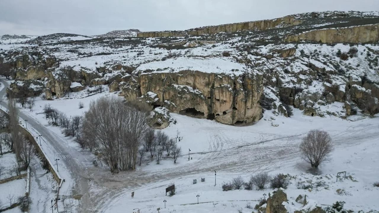 Beyaz Örtüyle Büyüleyen Tarih: Frigya’nın Kalbi Kış Masalına Döndü
