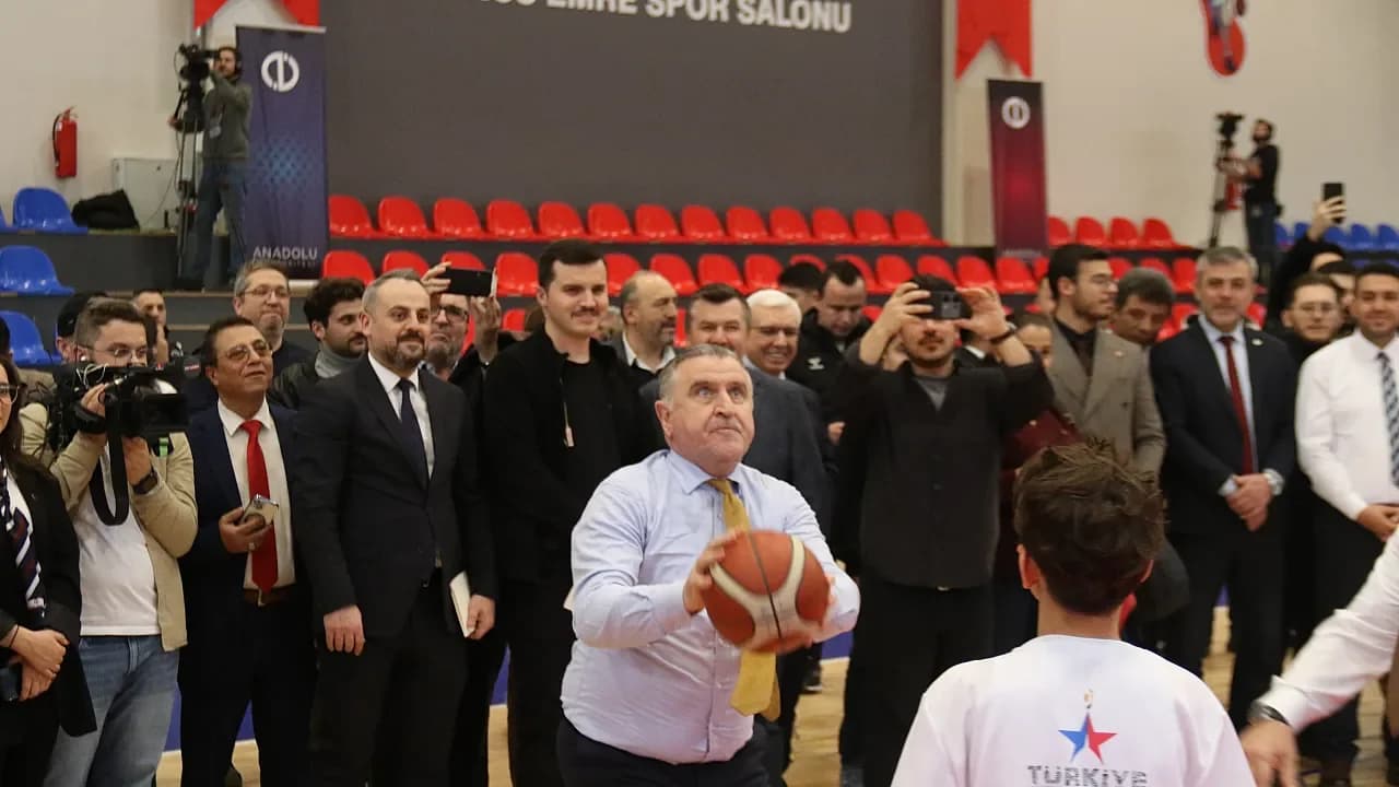 Bakan Bak Eskişehir'de Parkeye İndi: Gençlerle Spor Dolu Açılış