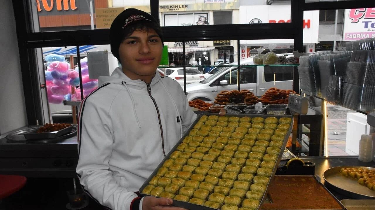 Afyonkarahisar'ın Genç Yeteneği: Muaythai Türkiye Üçüncüsü Ata Kadir Hem Ringde Hem de Esnaflıkta Hedef Büyütüyor