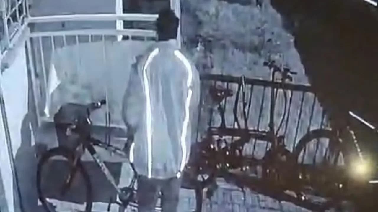 Eskişehir’de Kuryenin Ekipmanlarını Çalan Hırsız Kameraya Yakalandı