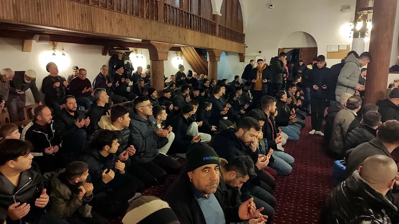 Afyonkarahisar’da Berat Kandili’nde Manevi Yoğunluk: Camiler İbadet İçin Doldu