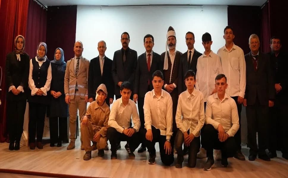 Afyonkarahisar'da Lise Öğrencilerinden Tarık Buğra'ya Vefa: Edebi Mirası Anlatıldı