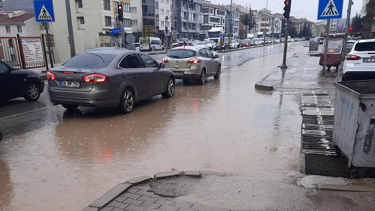 Eskişehir’de Sağanak Yağış Hayatı Felç Etti: Kütahya Caddesi Göle Döndü