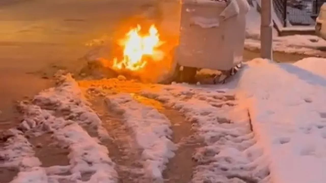 Bilecik'te Sokak Ortasında Korkutan Manzara: Konteynır Yanındaki Eşyalar Alev Aldı