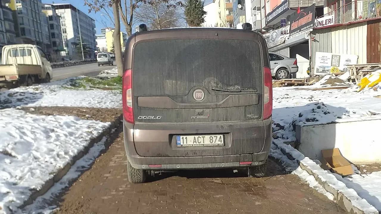 Bilecik'te Kaldırım İşgaline Vatandaş İsyanı: "Yürümek İmkansız Hale Geldi"