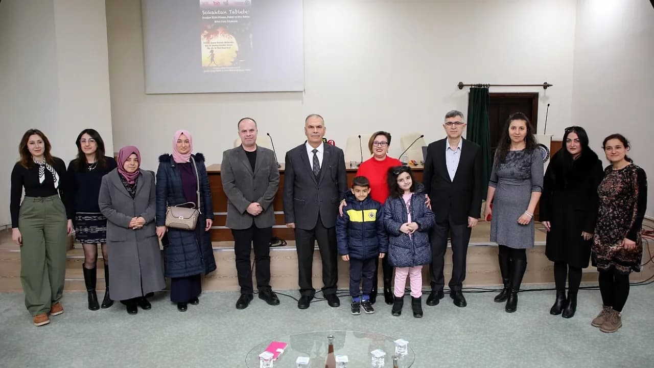 AKÜ Bilim Kafe'de Dijital Tehlike Masaya Yatırıldı: Çocuklar Yasakları Aşıyor