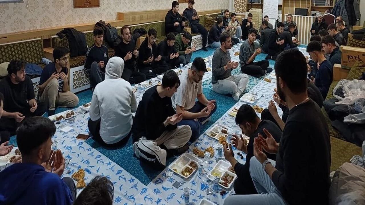 Emirdağ’da Üniversite Gençliği Gönül Sofrasında Buluştu
