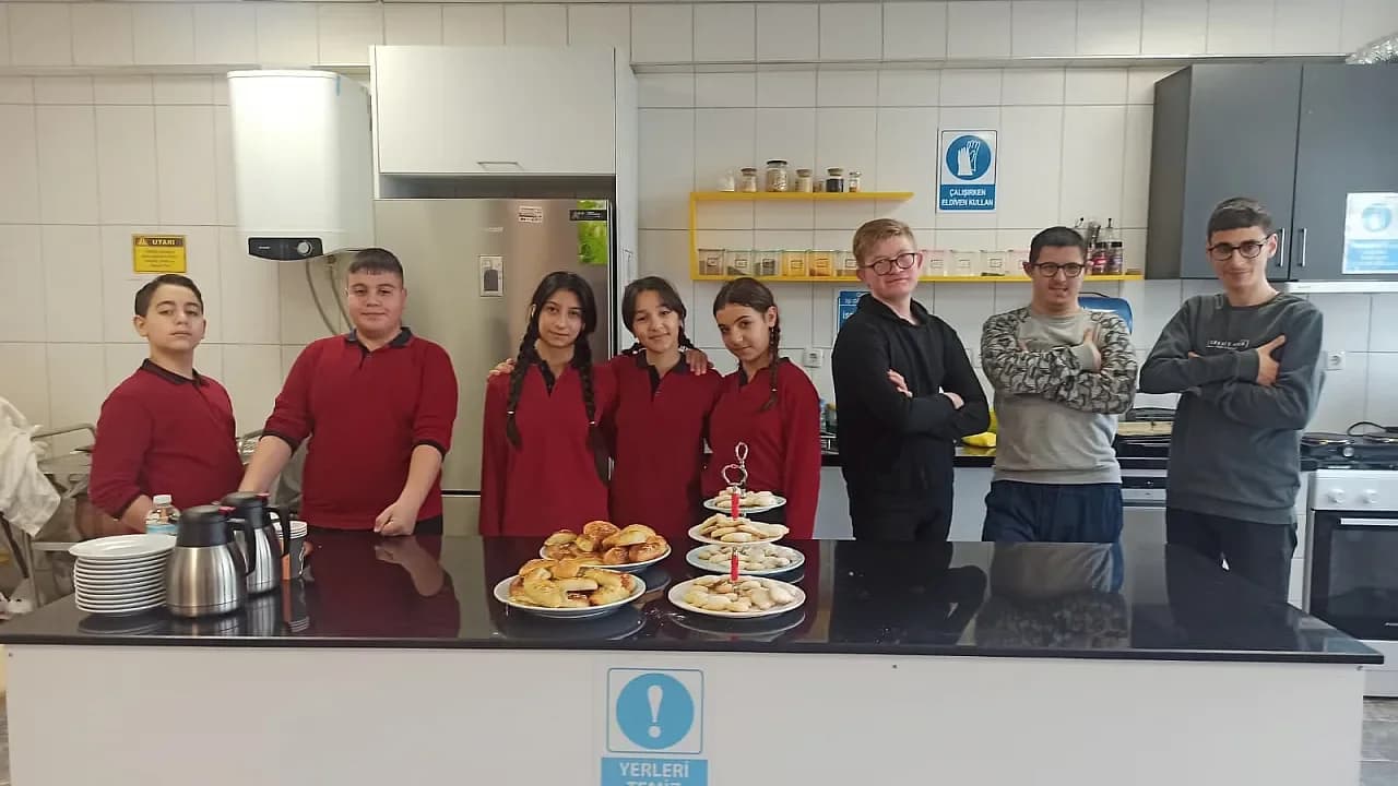 Afyon’da Öğrencilerden Anlamlı Buluşma: Mutfakta Engel Tanımadılar
