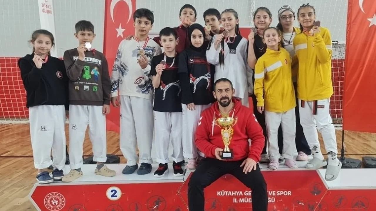 Erkmen Belediyespor Taekwondo Takımı Kütahya'da Şampiyonluk Kürsüsüne Çıktı