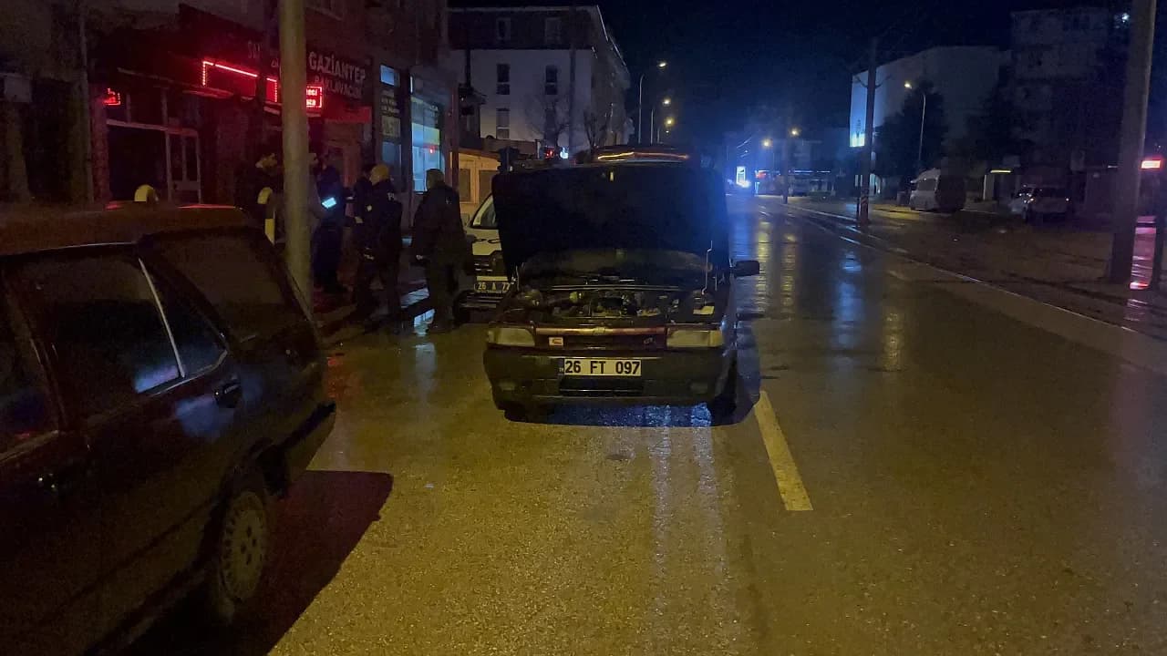 Eskişehir'de Seyir Halindeki Otomobilde Korku Dolu Anlar: Alev Topuna Döndü