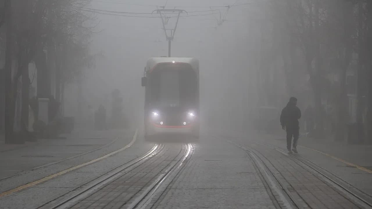 Eskişehir Güne Beyaz Örtüyle Başladı: Yoğun Sis Hayatı Etkiledi