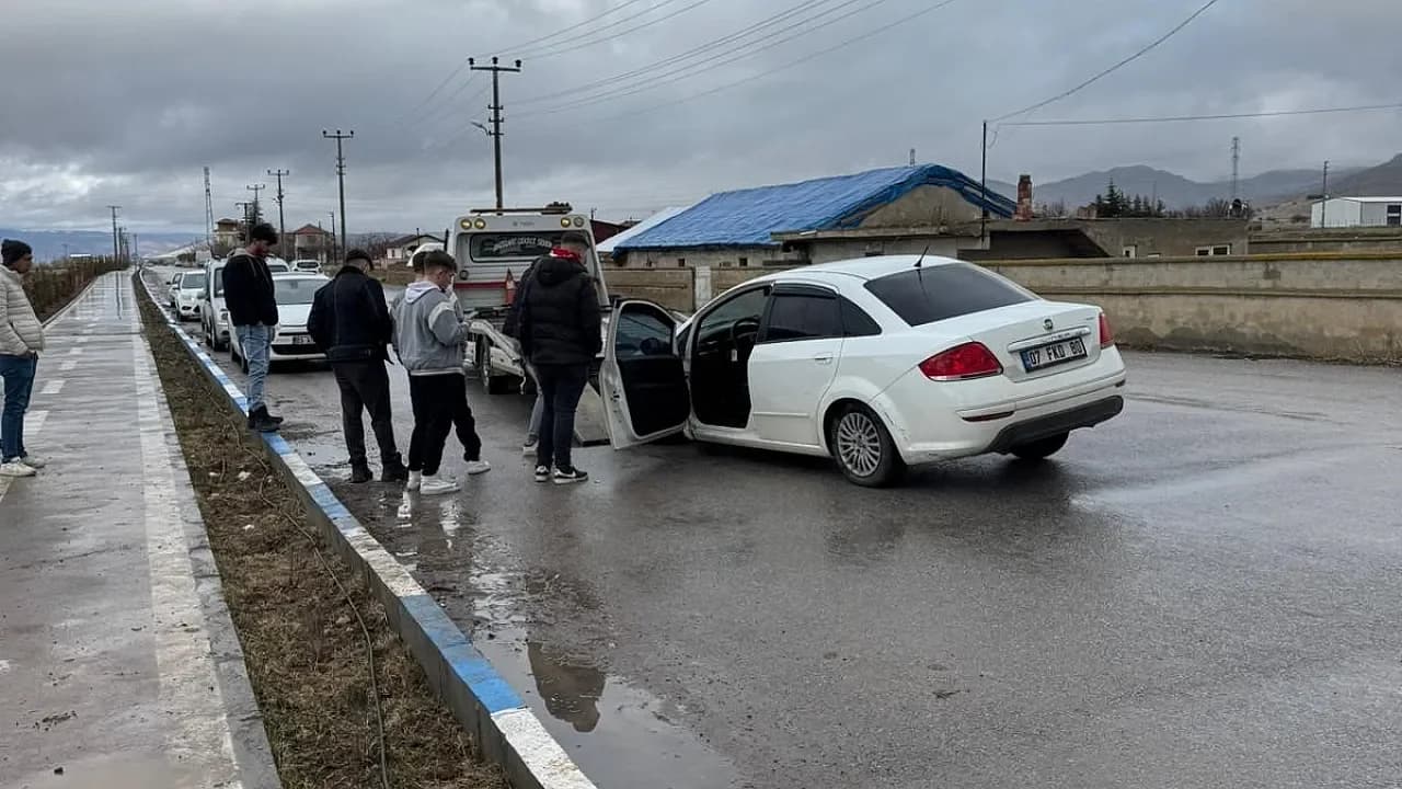 Sandıklı’da Yürekleri Ağza Getiren Kaza: 10 Metre Sürüklenen Araç Peyzaj Alanına Girdi