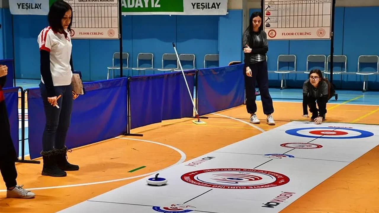 Afyonkarahisar’da Floor Curling Rüzgarı: 100 Sporcu Grup Müsabakaları İçin Yarışıyor