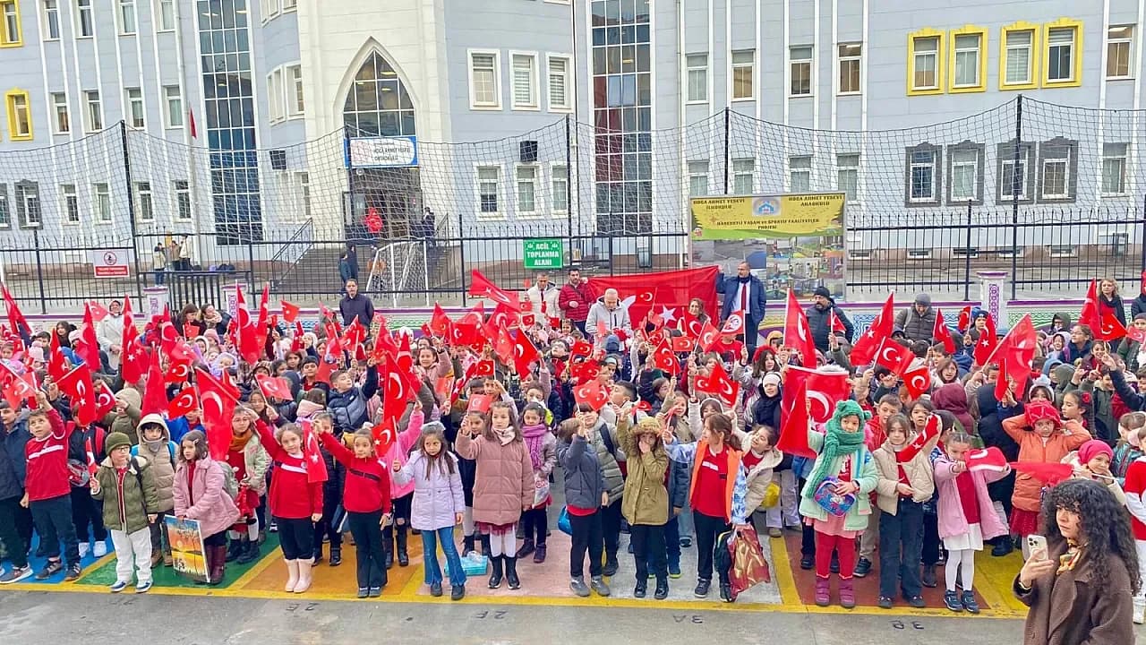 Hoca Ahmet Yesevi İlkokulu’nda Kırmızı-Beyaz Ders Başı: Okul Bahçesi Bayraklarla Donatıldı