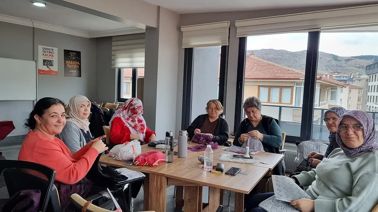 KADEM Afyonkarahisar’dan Kadınlara Sosyal Yaşam Çağrısı: Sanat ve Üretimle Güçlenen Bağlar