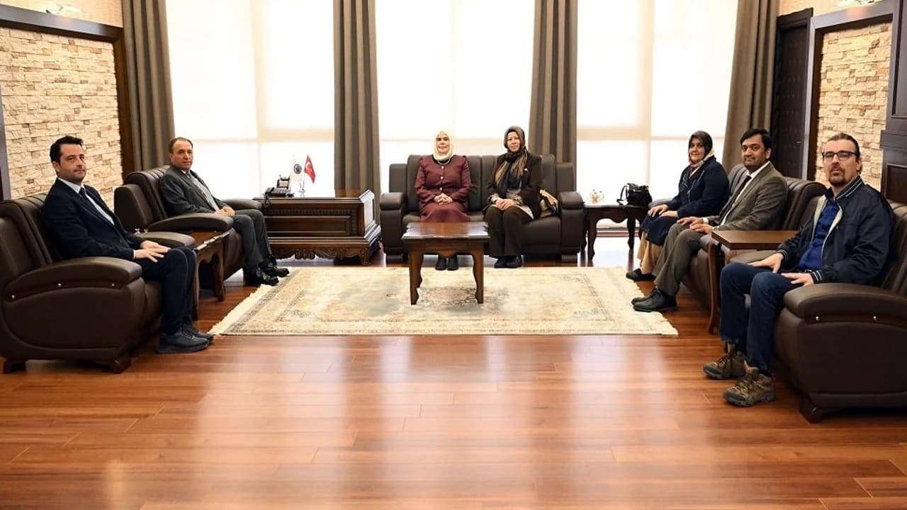 Afyonkarahisar Kadınanalar Derneği'nden AKÜ Rektörü Karakaş'a Ziyaret