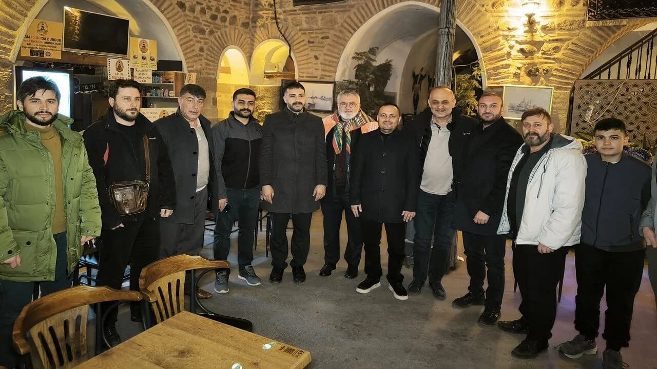 Zafer Meydanı’ndaki Konserin Ardından Taşhan’da Gönül Sohbeti