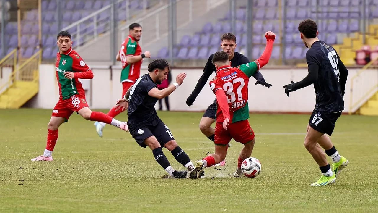 Zafer Stadyumu'nda Kar ve Mücadele Vardı, Gol Yoktu: Afyonspor Karşıyaka'ya Geçit Vermedi