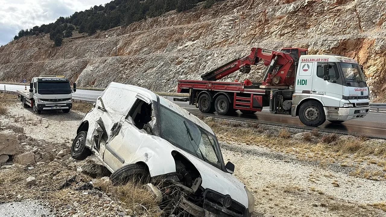 Emirdağ'da Direksiyon Hakimiyeti Kayboldu: Araç Kayalıklara Çarptı